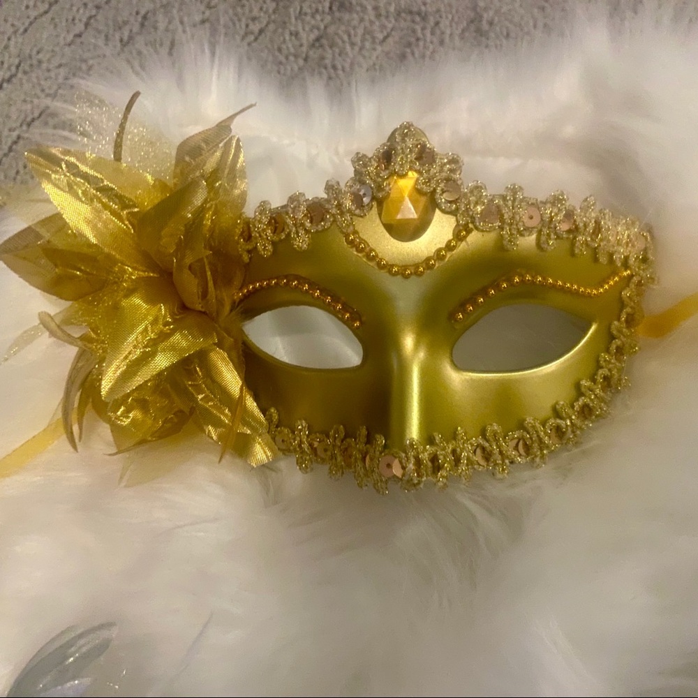 ✨MYSTIQUE✨MOLDED PLASTIC GOLD OR SILVER MASK - Picture 13 of 15